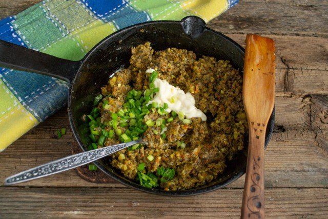 Een eenvoudig voorgerecht van eieren met champignonpasta. Stap -By -stap Recept met foto