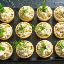 Vis salade met zalm en ansjovis in taartjes, Kaleyard Vis salade met zalm en ansjovis in taartjes