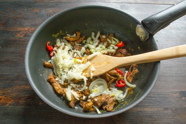 Gestoofd rundvlees met groenten in Thaise stijl