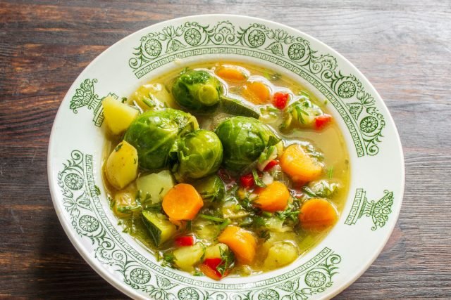 Vegetarische soep met koolhelder en courgette