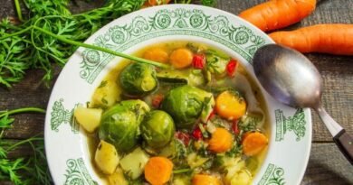 Vegetarische soep met koolhelder en courgette