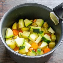 Vegetarische soep met koolhelder en courgette