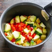 Vegetarische soep met koolhelder en courgette