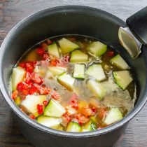 Vegetarische soep met koolhelder en courgette