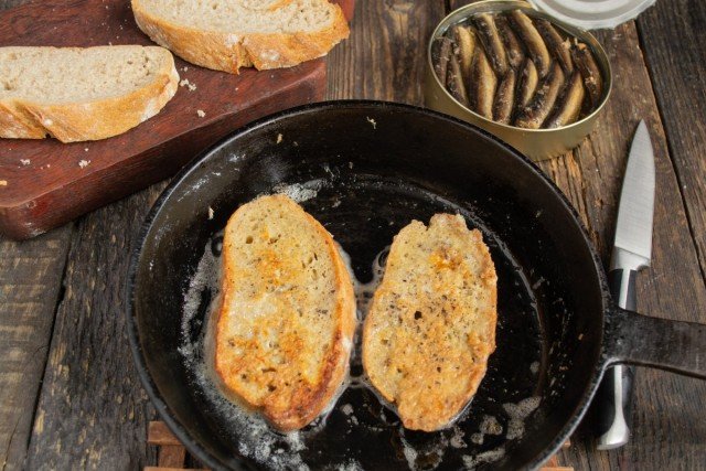 Zandwoorden met sprats op de feesttafel