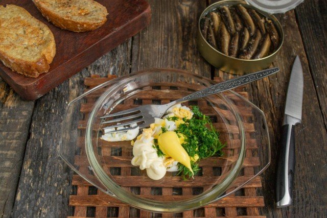 Zandwoorden met sprats op de feesttafel