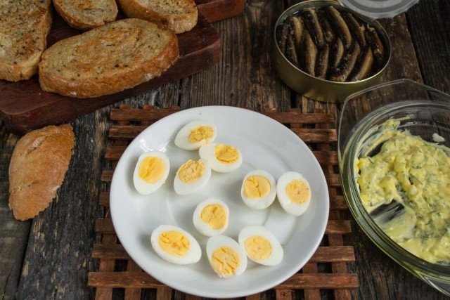 Zandwoorden met sprats op de feesttafel