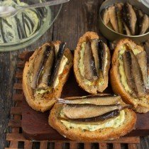 Zandwoorden met sprats op de feesttafel