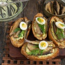 Zandwoorden met sprats op de feesttafel