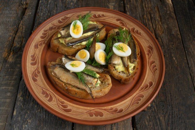 Zandwoorden met sprats op de feesttafel