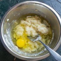 Een wonder van broodmaker - Bereid een Mannik voor met appels en kaneel. Stap -By -stap Recept met foto