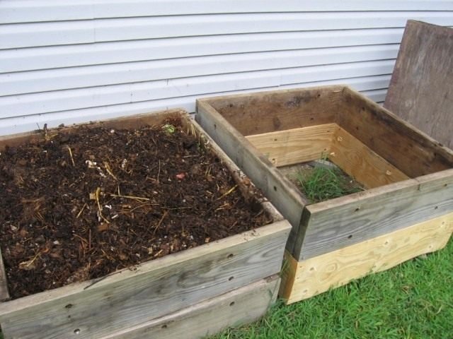 Wat te doen met herfstgebladerte in de tuin? Voorbereiding van compost uit herfstbladeren. Foto