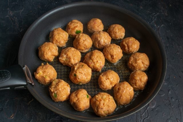 Mitballs met gekleurde kool in de oven