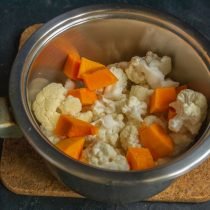 Mitballs met gekleurde kool in de oven