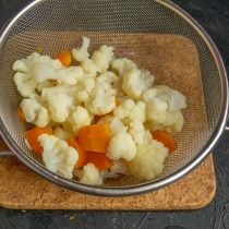 Mitballs met gekleurde kool in de oven