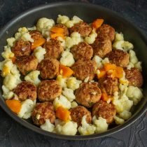 Mitballs met gekleurde kool in de oven