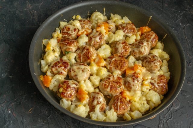 Mitballs met gekleurde kool in de oven