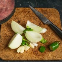 Mitballs met gekleurde kool in de oven