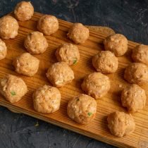 Mitballs met gekleurde kool in de oven