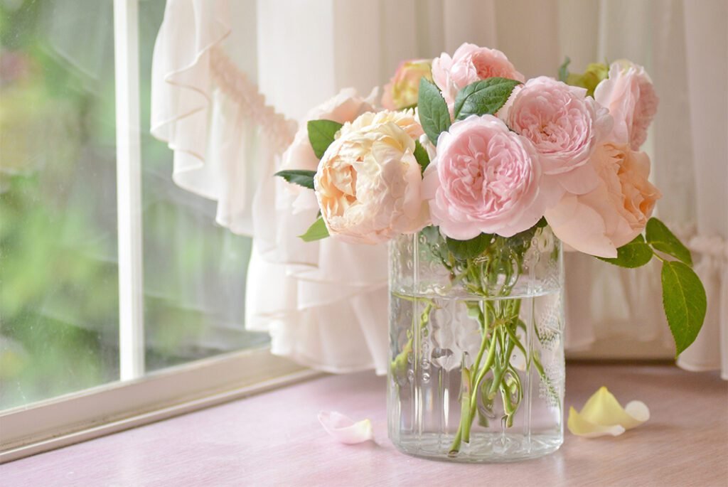 Comment faire tenir les fleurs dans un vase plus longtemps : secrets simples