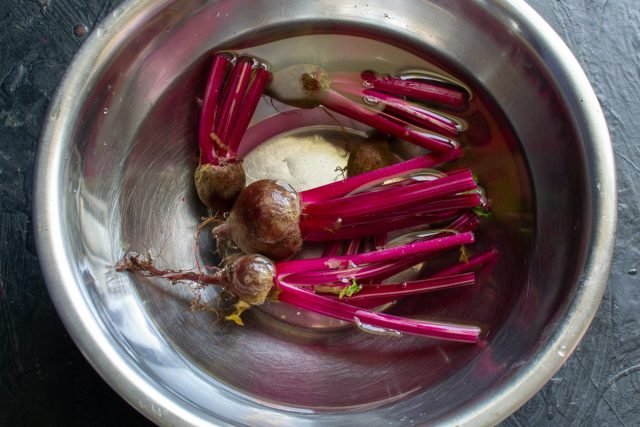 Borsch met ribben en jonge bieten