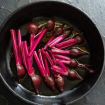 Borsch met ribben en jonge bieten