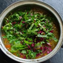 Borsch met ribben en jonge bieten