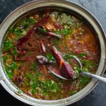 Borsch met ribben en jonge bieten