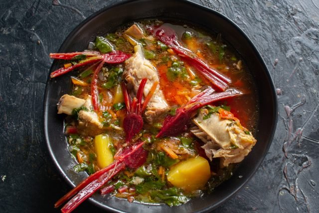 Borsch met ribben en jonge bieten