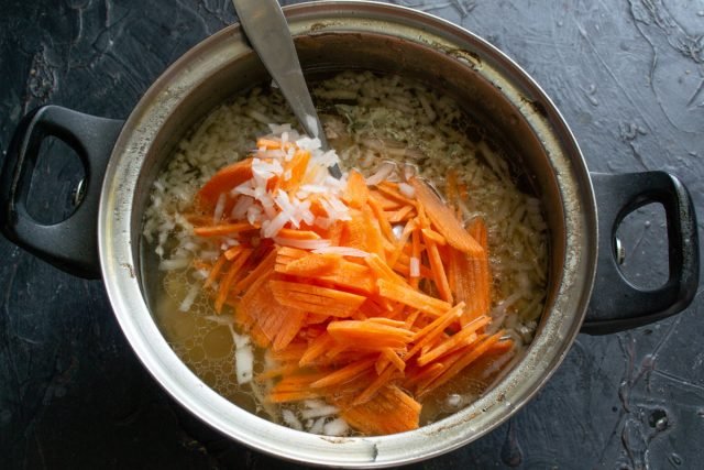 Borsch met ribben en jonge bieten