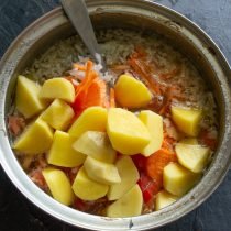 Borsch met ribben en jonge bieten