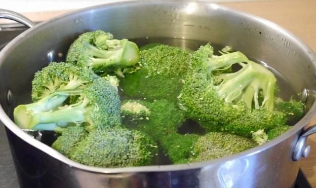 Broccoli met paddenstoelen. Voedingsschotel