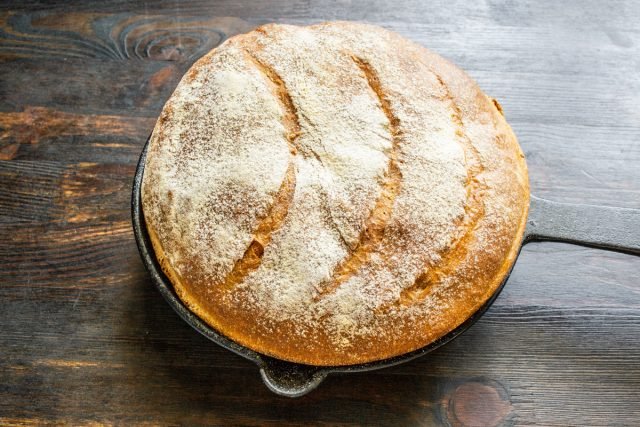 Districtsbrood op een zuurdesem in de oven