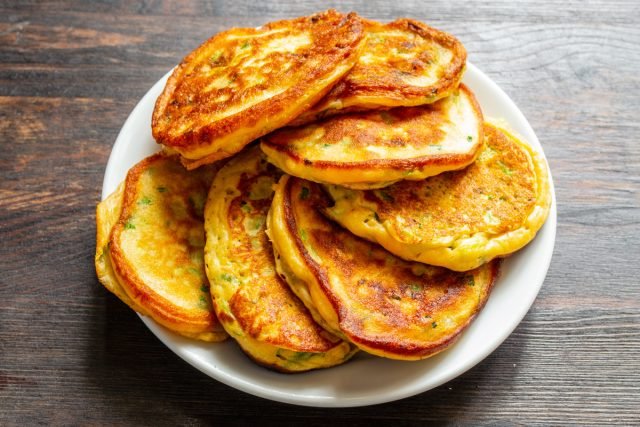 Verbind pannenkoeken met linzenmeel. Pannenkoeken zonder gluten