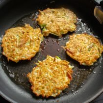 Aardappelpannenkoeken met artisjok van Jeruzalem en ui