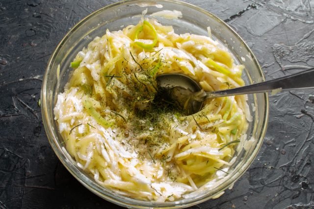 Aardappelpannenkoeken met artisjok van Jeruzalem en ui