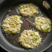 Aardappelpannenkoeken met artisjok van Jeruzalem en ui