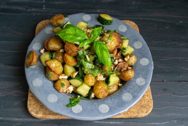 Aardappelsalade met komkommers