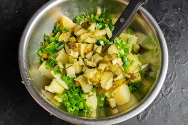 Aardappelsalade met komkommers in 15 minuten