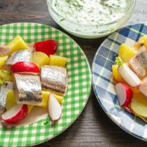 Aardappelsalade met haring en verse komkommer