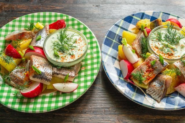 Aardappelsalade met haring en verse komkommer