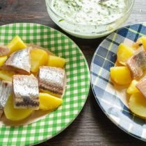 Aardappelsalade met haring en verse komkommer