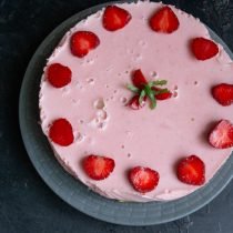 Strawberry Cake zonder koekjes en zure room te bakken