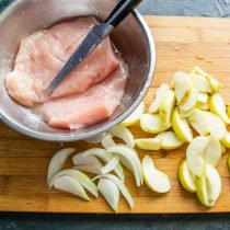 Kippenfilet met appels in honing-gorchische saus