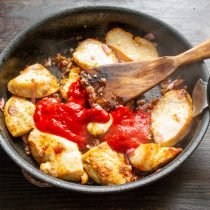 Kipfilet in tomatensaus met datums. Stap-By-stap. Recept met foto