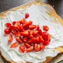 Biscuitrol met aardbeien en room