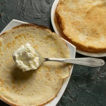 Pannenkoekenzakken met cottage -kaas en honing