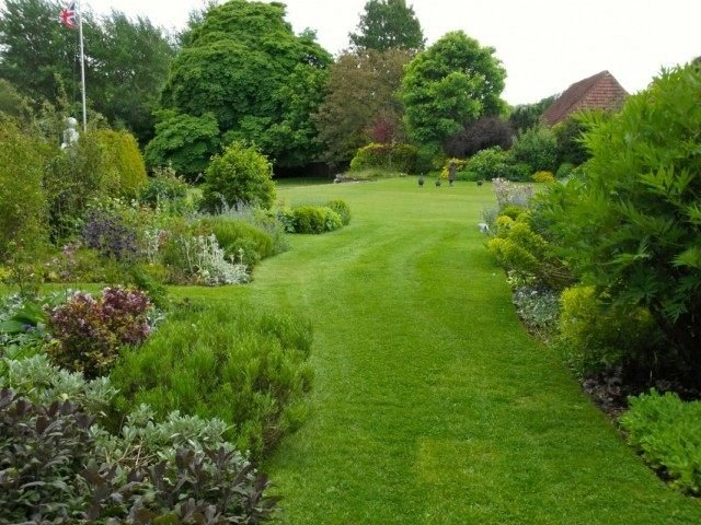 10 Basiselementen van de Engelse tuin. Engelse stijl in landschapsontwerp. Foto