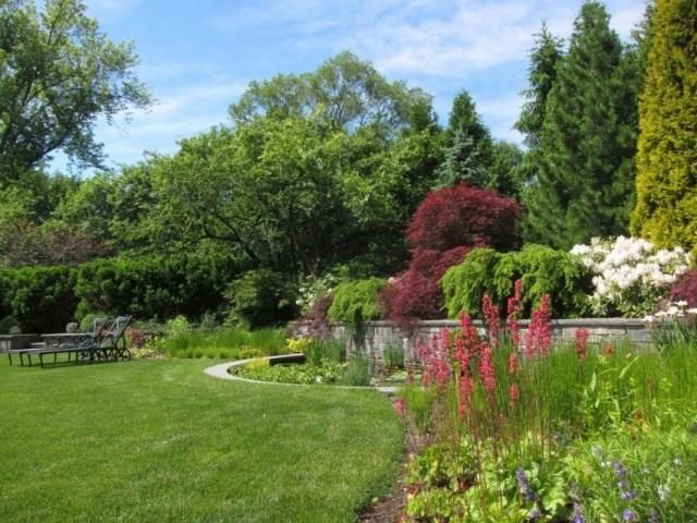 10 Basiselementen van de Engelse tuin. Engelse stijl in landschapsontwerp. Foto