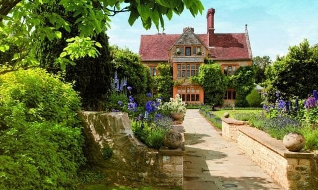 10 Basiselementen van de Engelse tuin. Engelse stijl in landschapsontwerp. Foto